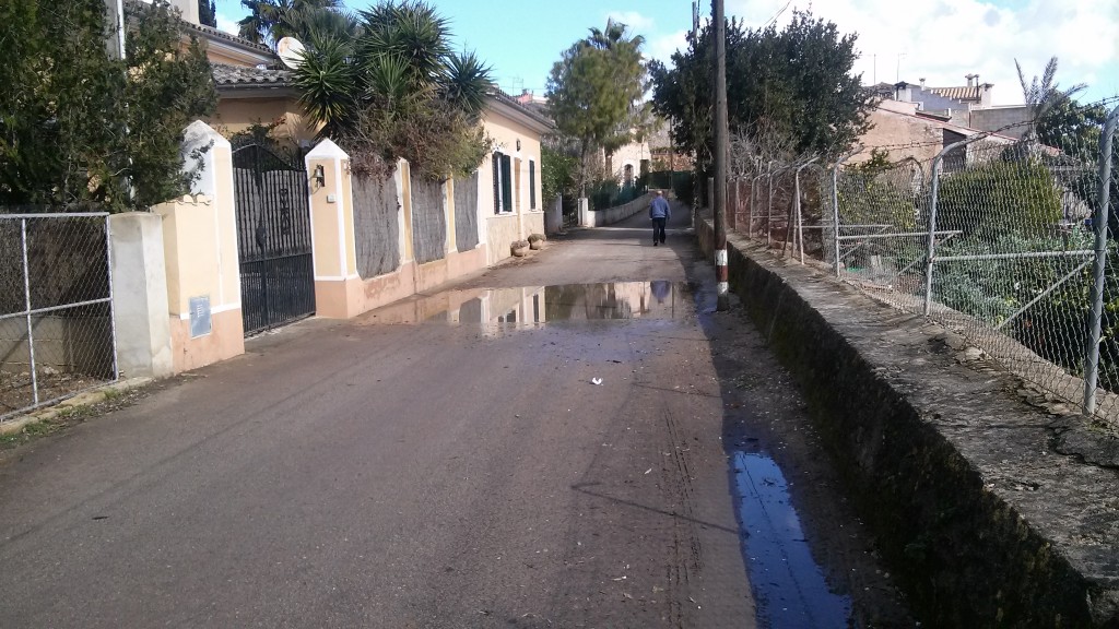 Charco entrada en Jornets impide la entrada a peatones en época de lluvia
